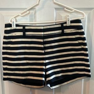 Size 6 Anny Taylor navy blue and cram shorts.